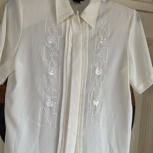 David Matthew’s IVORY EMBROIDERED ROSE BUTTON UP BLOUSE SZ.10/40”c26L